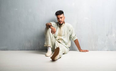 Tipik Arap kıyafetleri giyen Arap genç adam.