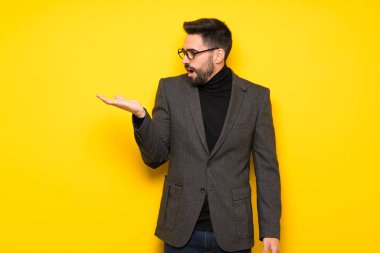 Yakışıklı adam gözlüklü boşaltmak hayali avuç içinde tutan bir reklam eklemek için