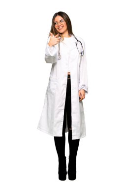 Tam vücut genç doktor kadının parmak seni kendinden emin bir ifadesiyle işaret