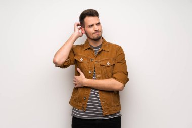 Beyaz duvar kafa çizilmemesi süre şüpheleri üzerinden yakışıklı adam