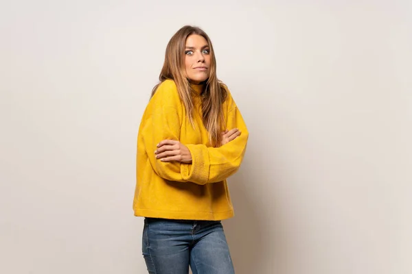 Mulher Com Suéter Amarelo Sobre Parede Isolada Fazendo Gestos Dúvidas — Fotografia de Stock