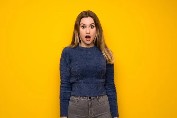 Dospívající Dívka Přes Žlutou Zeď Výrazem Obličeje Překvapení — Stock fotografie
