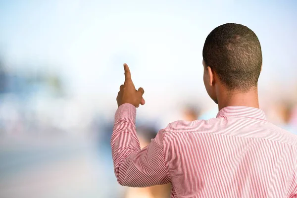 Joven Afroamericano Hombre Apuntando Hacia Atrás Con Dedo Índice Sobre — Foto de Stock