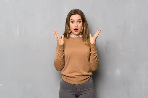 Chica Adolescente Sobre Pared Texturizada Con Expresión Facial Impactada —  Fotos de Stock