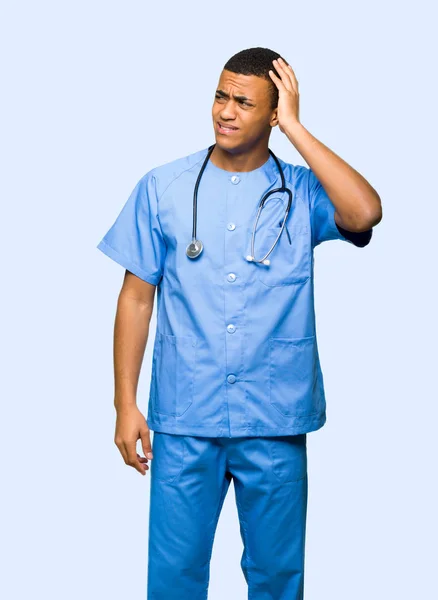 Surgeon Doctor Man Having Doubts While Scratching Head Isolated Background — Stock Photo, Image