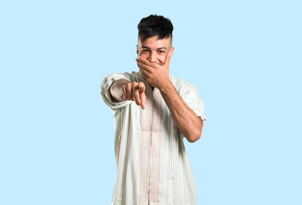 Hombre Joven Árabe Con Ropa Árabe Típica Señalando Con Dedo —  Fotos de Stock