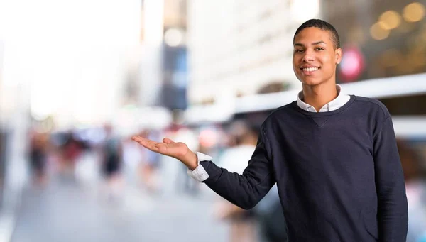 Jovem Afro Americano Segurando Copyspace Imaginário Palma Mão Meio Cidade — Fotografia de Stock