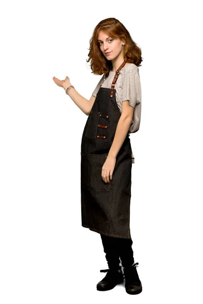 Full Length Shot Young Redhead Woman Apron Pointing Back Presenting — Stock Photo, Image