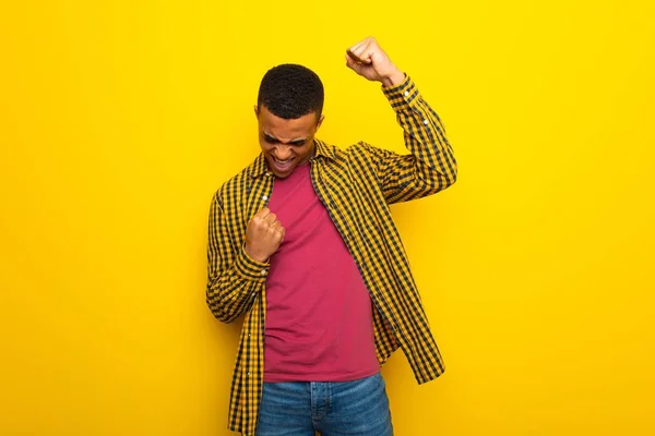 Giovane Afro Americano Sfondo Giallo Che Celebra Una Vittoria — Foto Stock