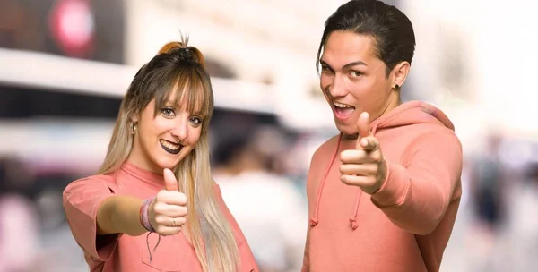 Casal Jovem Dando Gesto Para Cima Polegares Porque Algo Bom — Fotografia de Stock