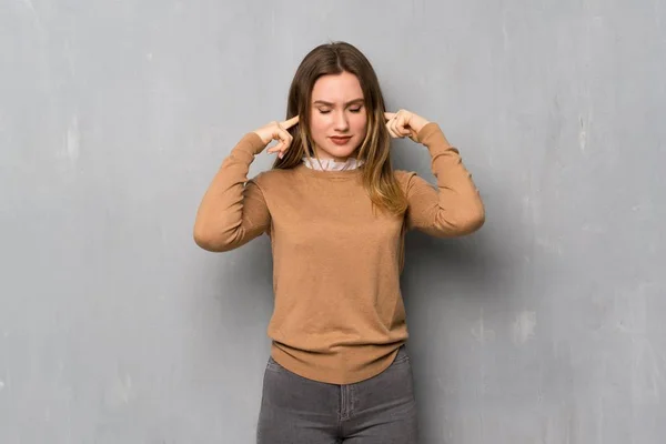 Adolescente Chica Sobre Textura Pared Frustrado Cubriendo Las Orejas Con — Foto de Stock