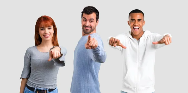 Groep Van Drie Vrienden Wijst Vinger — Stockfoto