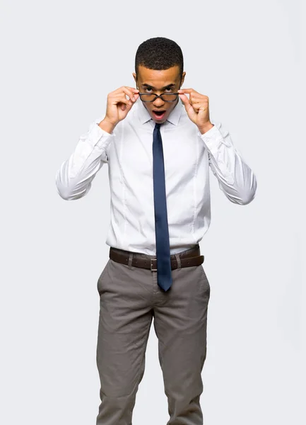 Jovem Empresário Afro Americano Com Óculos Surpreso Fundo Isolado — Fotografia de Stock