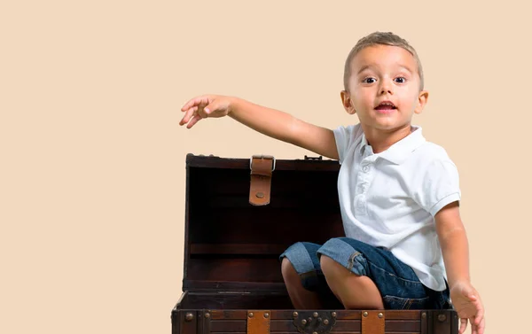 Pequeño Niño Dentro Del Cofre Del Tesoro Color Baackground —  Fotos de Stock