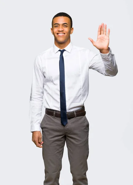 Jovem Empresário Afro Americano Cumprimentando Com Mão Com Expressão Feliz — Fotografia de Stock