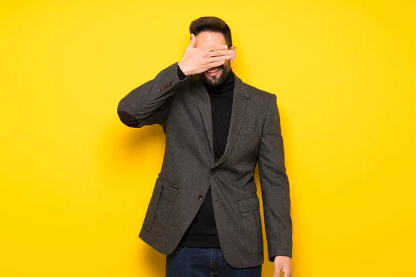 Schöner Mann Mit Brille Der Die Augen Mit Den Händen — Stockfoto