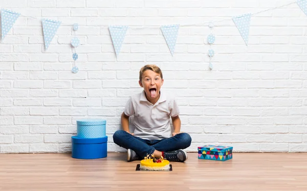 Мальчик Празднует Свой День Рождения Тортом Показывая Язык Камеру Имеющий — стоковое фото