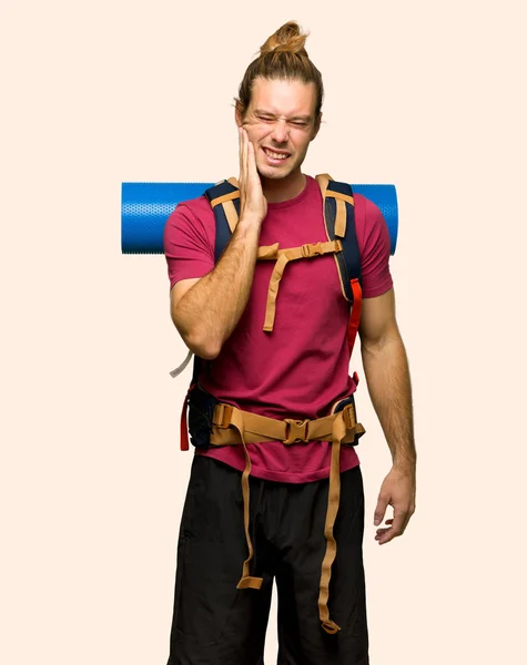 Turysta Człowiek Góry Backpacker Ból Zęba Białym Tle — Zdjęcie stockowe