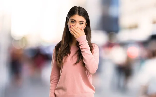 Девочка Подросток Розовой Рубашке Прикрывающей Рот Руками Сказала Неуместное Городе — стоковое фото