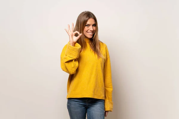 Donna Con Maglione Giallo Sopra Parete Isolata Mostrando Segno Con — Foto Stock