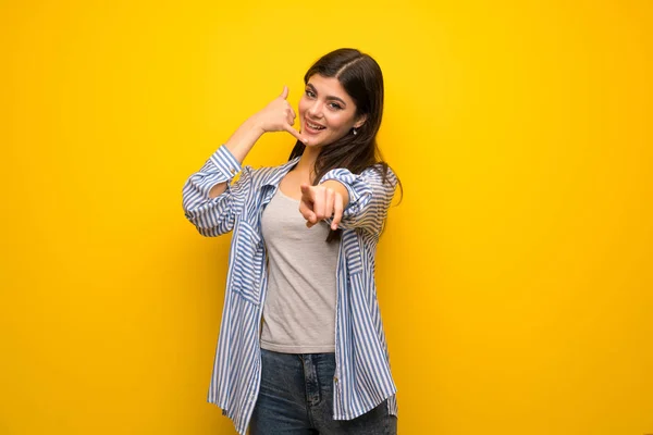 Teenager Girl Yellow Wall Making Phone Gesture Pointing Front — Stock Photo, Image