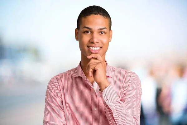 Jovem Afro Americano Sorrindo Olhando Para Frente Com Rosto Confiante — Fotografia de Stock