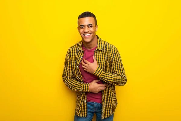Jovem Afro Americano Fundo Amarelo Sorrindo Muito Colocar Mãos Peito — Fotografia de Stock