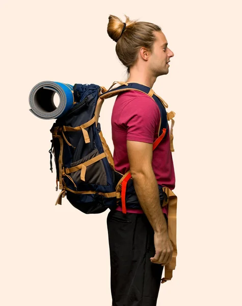 Wanderer Mit Gebirgsbackpacker Seitenlage Auf Isoliertem Hintergrund — Stockfoto