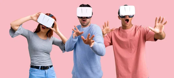 Grupo Três Amigos Usando Óculos Experiência Realidade Virtual — Fotografia de Stock