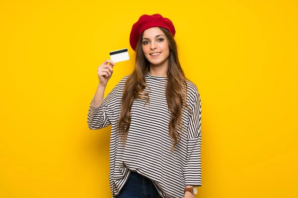 Meisje Met Franse Stijl Gele Muur Maken Een Selfie — Stockfoto