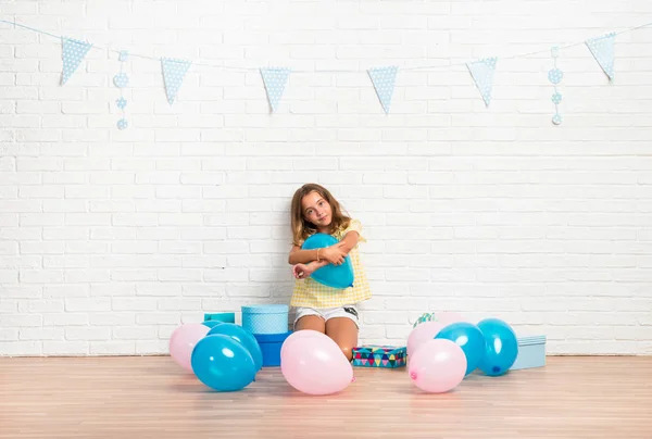 Kleine Blonde Meisje Een Verjaardagspartij — Stockfoto