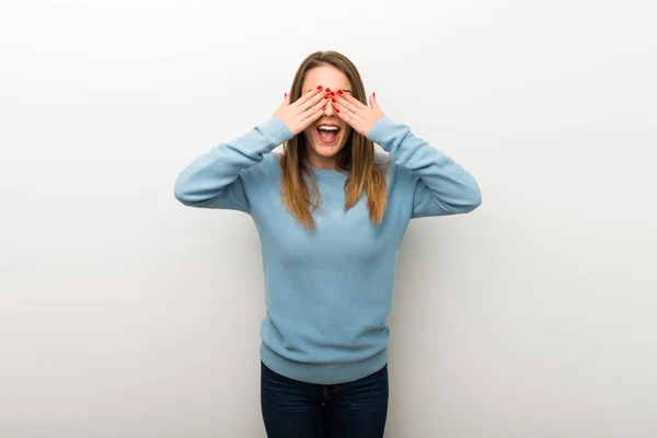 Femme Blonde Sur Fond Blanc Isolé Couvrant Les Yeux Par — Photo