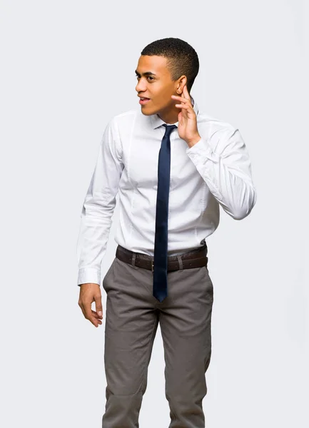 Fiatal Afro Amerikai Üzletember Hallgat Valami Azáltal Hogy Kezét Fül — Stock Fotó