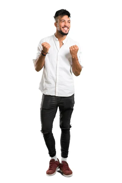 Tiro Completo Jovem Árabe Com Camisa Branca Comemorando Uma Vitória — Fotografia de Stock