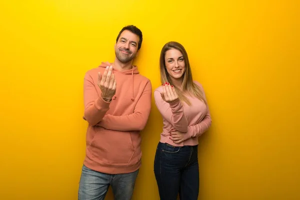 Gruppo Due Persone Sfondo Giallo Che Invitano Venire Con Mano — Foto Stock