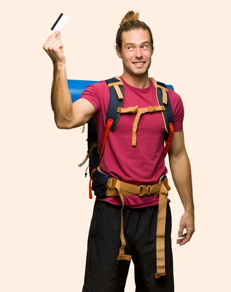 Hiker Man Mountain Backpacker Holding Credit Card Thinking Isolated Background — Stock Photo, Image