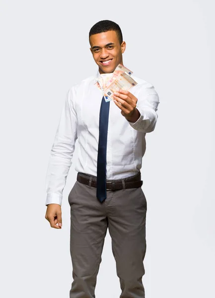 分離の背景にたくさんのお金を取る若いアフロ アメリカ人実業家 — ストック写真