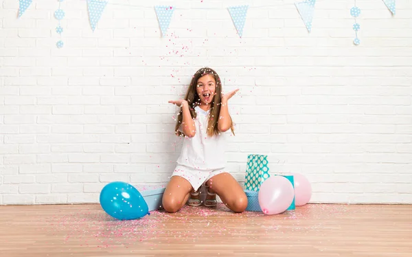 Klein Meisje Een Verjaardagspartij Spelen Met Confetti — Stockfoto