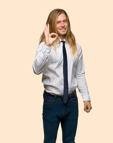 Biznesmen Blond Długimi Włosami Wyświetlono Znak Palcami Białym Tle — Zdjęcie stockowe