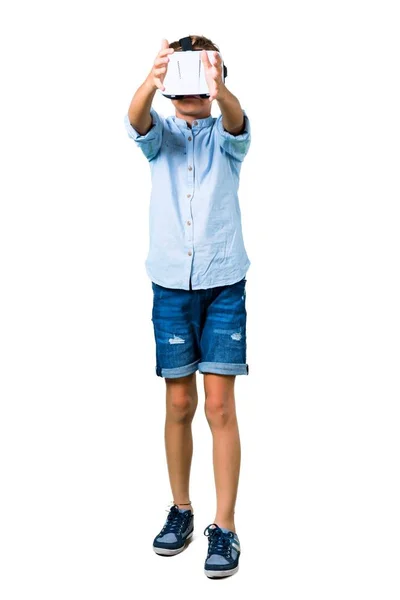 Niño Pequeño Usando Gafas Sobre Fondo Blanco Aislado — Foto de Stock