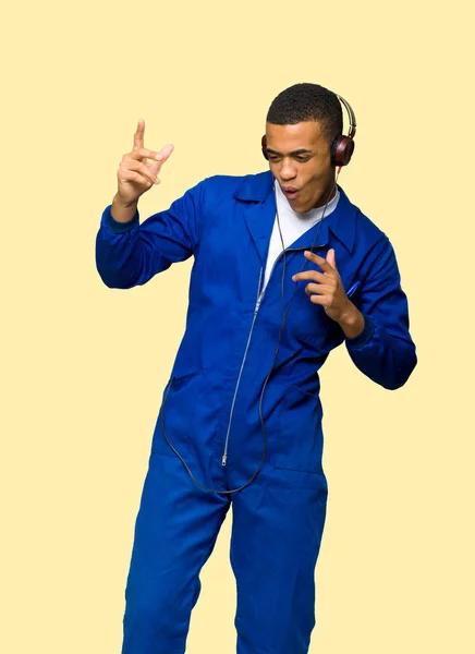 Joven Trabajador Afroamericano Escuchando Música Con Auriculares Bailando Sobre Fondo —  Fotos de Stock