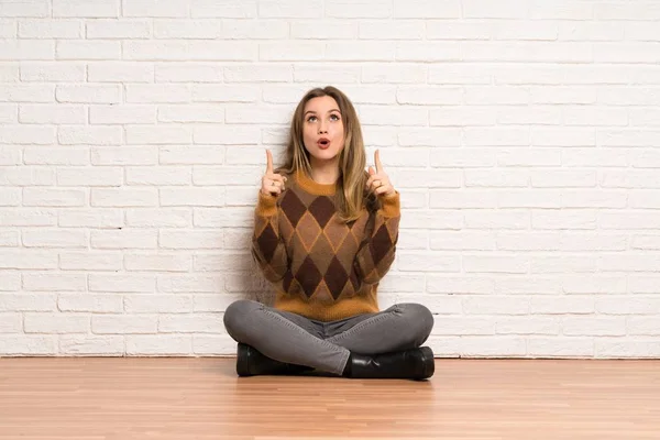 Tiener Meisje Zitten Vloer Wijzend Verrast — Stockfoto