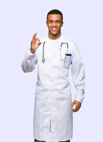 Young Afro American Man Doctor Showing Sign Fingers Isolated Background — Stock Photo, Image