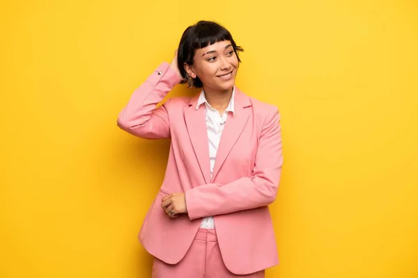 Σύγχρονη Γυναίκα Ροζ Επαγγελματικό Κοστούμι Σκέψης Μια Ιδέα Ενώ Ξύσιμο — Φωτογραφία Αρχείου