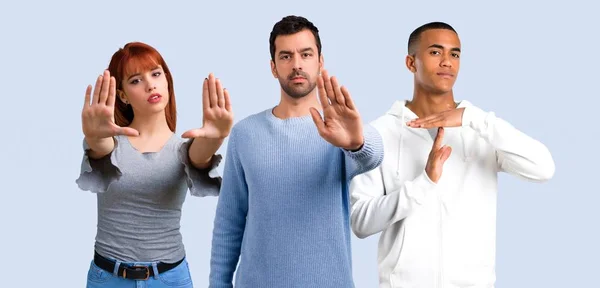 Groep Van Drie Vrienden Maken Stop Gebaar Met Haar Hand — Stockfoto