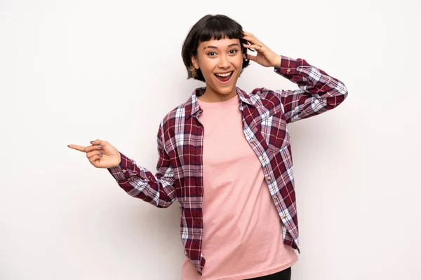 Jovem Com Cabelo Curto Apontando Dedo Para Lado Apresentando Produto — Fotografia de Stock