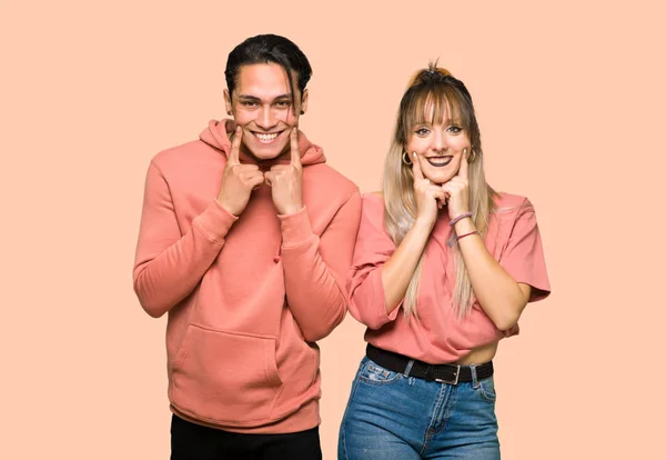 Casal Jovem Sorrindo Com Uma Expressão Feliz Agradável Sobre Fundo — Fotografia de Stock