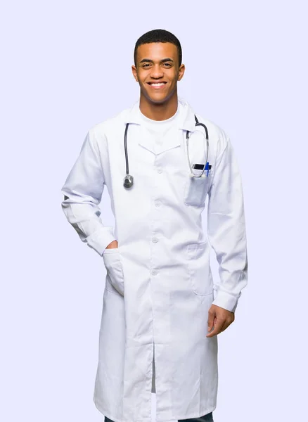 Afro Αμερικανός Νεαρός Γιατρός Ποζάρει Όπλα Στο Ισχίο Και Χαμογελαστός — Φωτογραφία Αρχείου