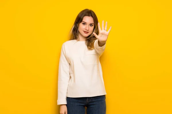 Adolescente Chica Sobre Amarillo Pared Contando Cinco Con Los Dedos —  Fotos de Stock