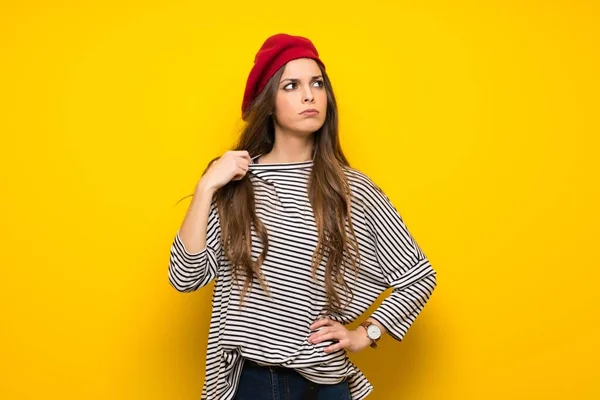 Chica Con Estilo Francés Sobre Pared Amarilla Con Expresión Cansada — Foto de Stock